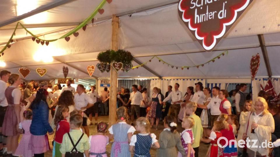 Alle Tanzgruppen tanzen um den Kirwabaum im Festzelt. Bild: hme