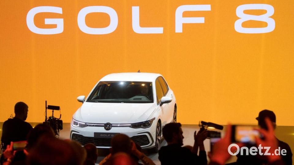 Der neue Volkswagen Golf 8 steht bei der Weltpremiere auf der Bühne. Bild: Julian Stratenschulte/dpa