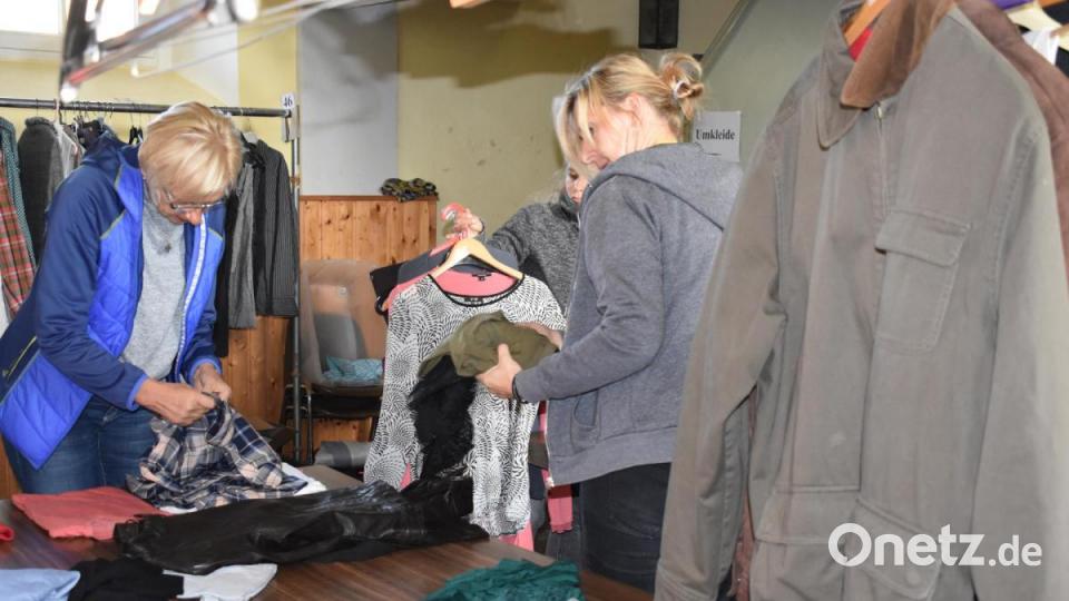 Bei der Annahme am Samstag werden alle Kleidungstücke von den Helfern an ihren Platz gebracht. Bild: lue