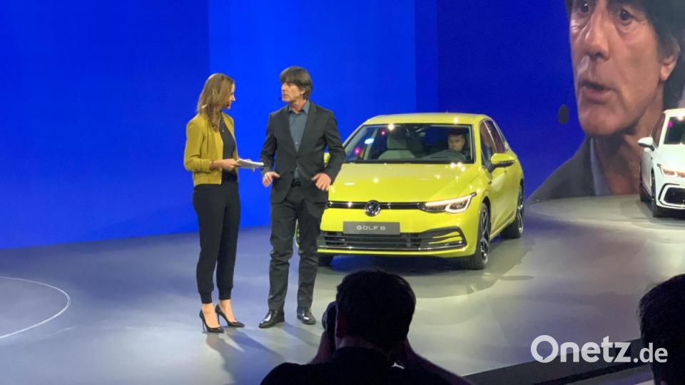 Weltpremiere des VW Golf 8 in der Autostadt in Wolfsburg. Moderatorin Anna Fleischhauer mit Bundestrainer Jogi Löw. Bild: Michael Ascherl