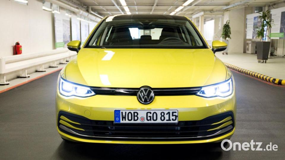 Der neue Volkswagen Golf 8 steht im VW Werk. Bild: Julian Stratenschulte/dpa