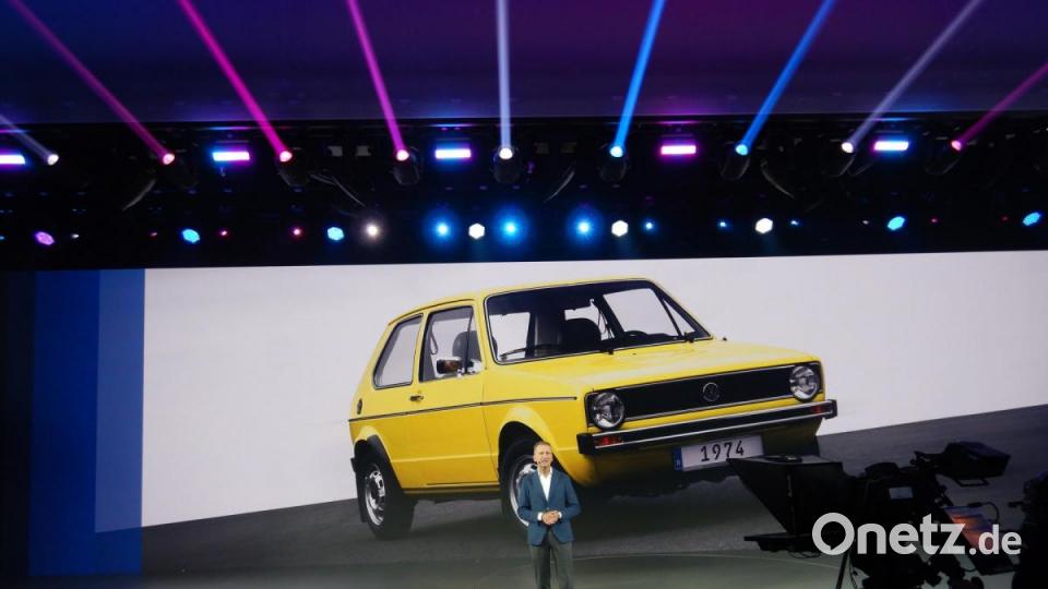 Weltpremiere des VW Golf 8 in der Autostadt in Wolfsburg. Markenvorstand Herbert Diess erinnert an den Urvater von 1974. Bild: Michael Ascherl