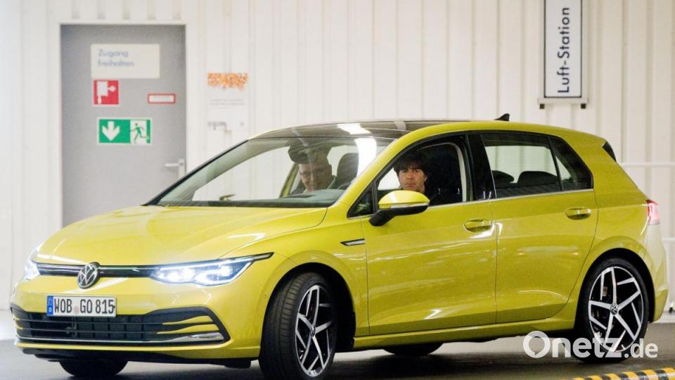 Joachim Löw und Jürgen Stackmann, Mitglied des Vorstands der Marke Volkswagen, fahren im neuen Volkswagen Golf 8 durch das VW Werk. Bild: Julian Stratenschulte/dpa