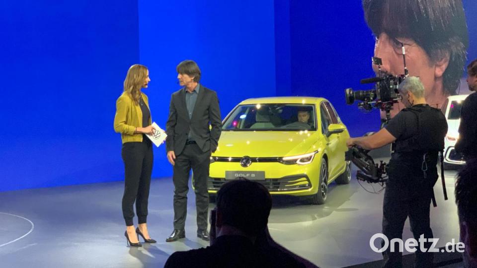 Weltpremiere des VW Golf 8 in der Autostadt in Wolfsburg. Moderatorin Anna Fleischhauer mit Bundestrainer Jogi Löw. Bild: Michael Ascherl