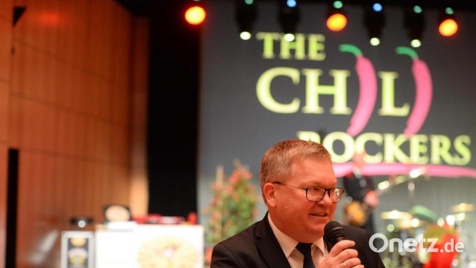 OB Michael Cerny: Ihr leistet nicht nur eine großartige Jugendarbeit, ihr seid mit ganzem Herzblut und Tanzschritten dabei. Bild: Andreas Brückmann