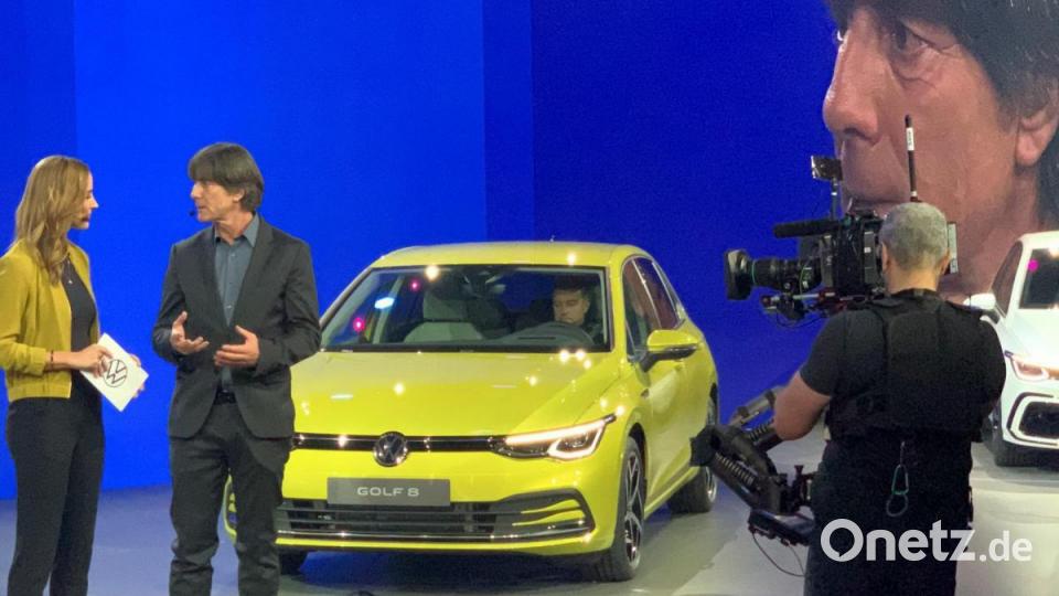Joachim Löw, Trainer der deutschen Fußballnationalmannschaft, war einer der Prominenten, die am Donnerstagabend in Wolfsburg den neuen VW Golf vorstellten. Bild: Michael Ascherl