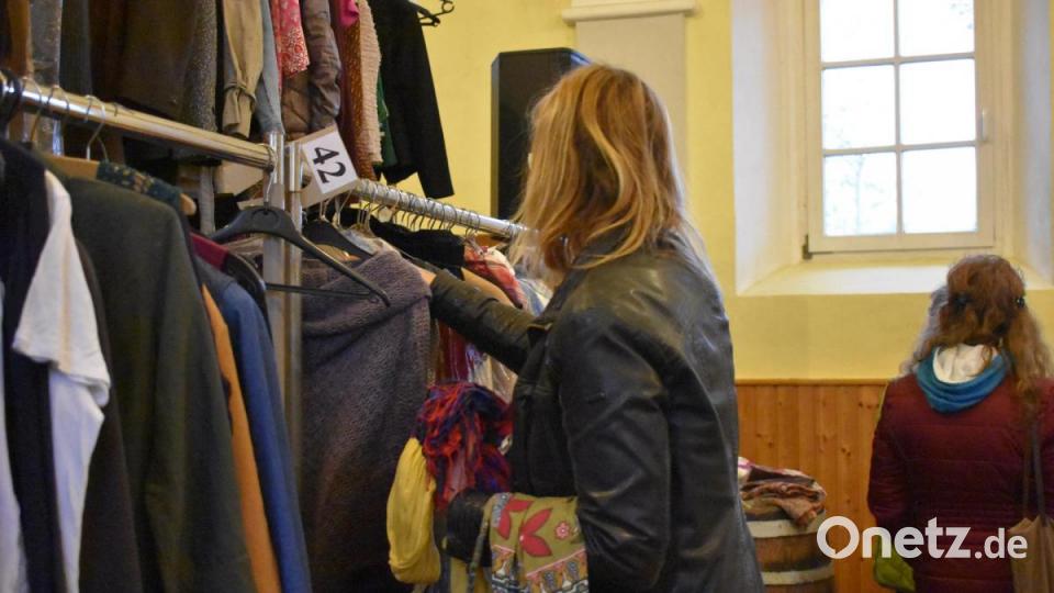 Bei der Kleidertauschparty im Gesellenhaus in Kemnath stöbert Susanne Herold durch gebrauchte Klamotten. Bild: lue