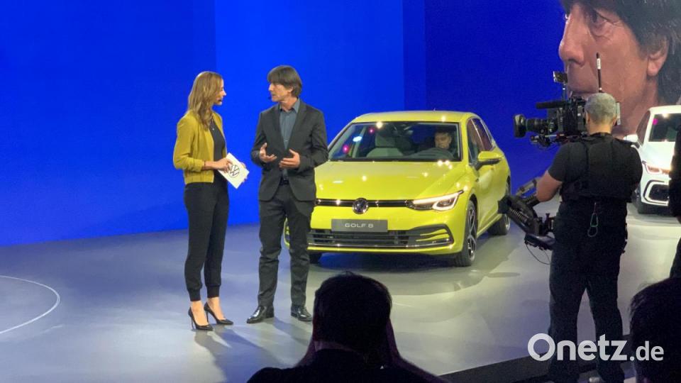 Weltpremiere des VW Golf 8 in der Autostadt in Wolfsburg. Moderatorin Anna Fleischhauer mit Bundestrainer Jogi Löw. Bild: Michael Ascherl