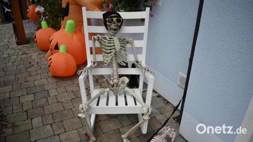 Mit seinem Hund wartet ein weiteres Skelett vor dem Hauseingang auf einem Schaukelstuhl. Bild: lue