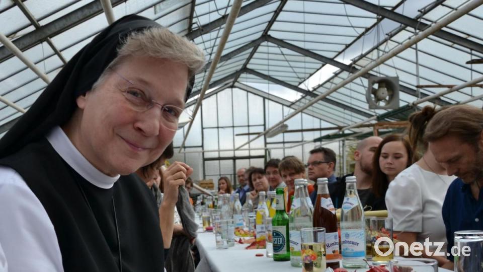 Äbtissin Laetitia Fech hält ein Exemplar des Buches in Ihren Händen. Bild: Susanne Forster