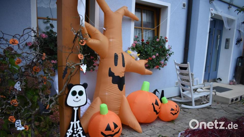 Aufblasbare Kürbisse oder ein knorriger Baum runden die Halloween-Deko ab. Bild: lue