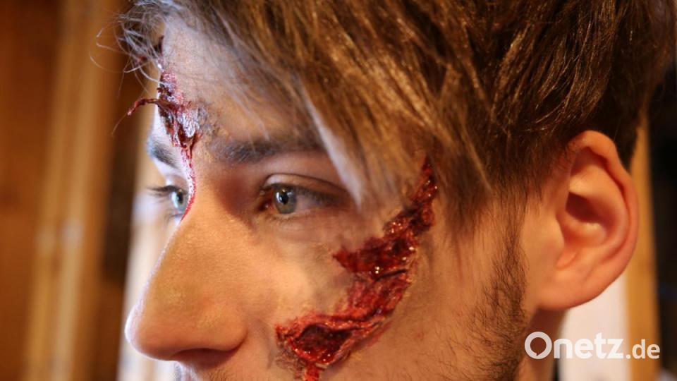 Volontär Wolfgang Ruppert ist besonders stolz auf die wegstehenden Hautfetzen, kunstvoll modelliert mit Watte und Latexcreme. Bild: Beate-Josefine Luber