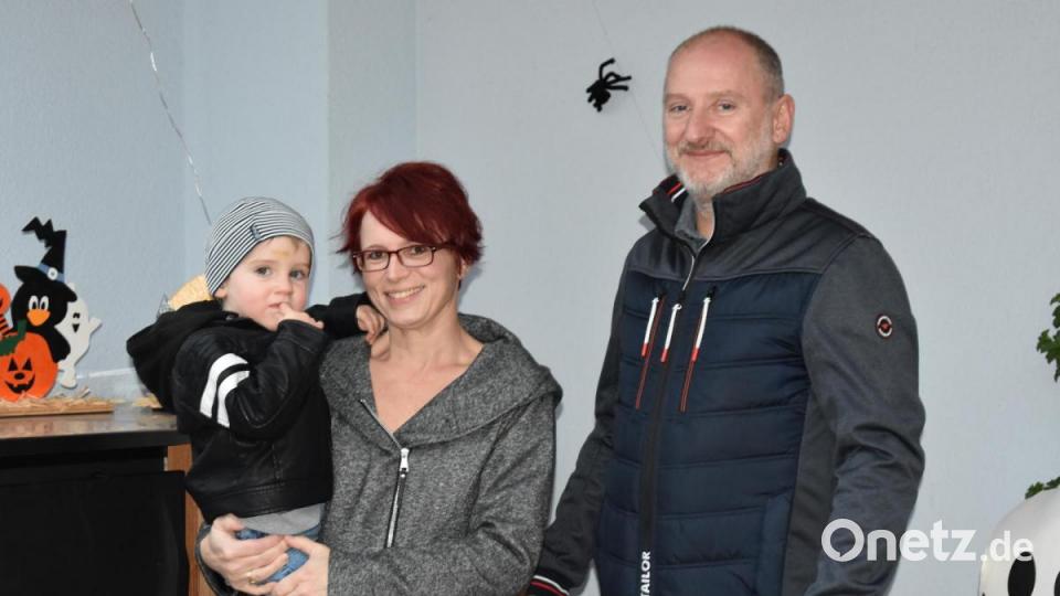 Yvonne und Christoph Schmid feiern Halloween ganz besonders. Auch Sohn Tobias ist fasziniert von dem Tag. Bild: lue