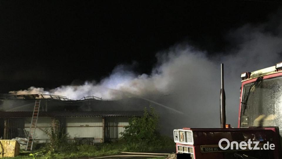 Die Scheune wird stark beschädigt. Auch eine Photovoltaikanlage auf dem Dach wird ein Raub der Flammen. Bild: Gustl Beer