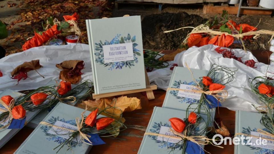 Das Buch &quot;Faszination Kräuterwissen&quot; von Sabine Brunner und Cornelia Müller. Bild: Susanne Forster