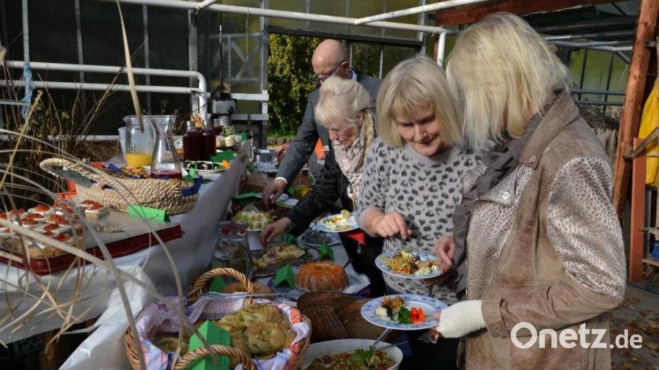 Beim bunten Kräuterbuffet greift jeder gerne zu. Bild: Susanne Forster