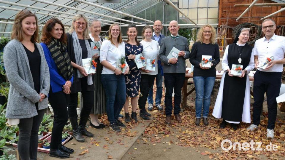 Das Bild zeigt einige Mitwirkende des Buches, die Initiatorinnen Sabine Brunner (Sechste von links) und Cornelia Müller (Siebte von links), Umweltstation-Geschäftsführerin Johanna Härtl (Fünfte von links), Äbtissin Laetitia Fech (Zweite von rechts) und Bürgermeister Bernd Sommer (rechts). Bild: Susanne Forster