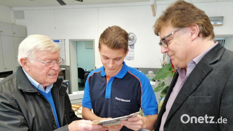 Engelbert Köhler, Eric Bähnk und Wolfgang Bähnk vom Autohaus in Nabburg sehen sich die alten Dokumente und Fotos an. Köhler hat dort vor 70 Jahren seine Ausbildung zum Kfz-Mechaniker begonnen. Bild: anv