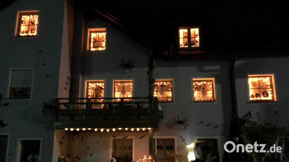 In der Nacht wird die Dekoration mit orangem Licht illuminiert. Bild: exb