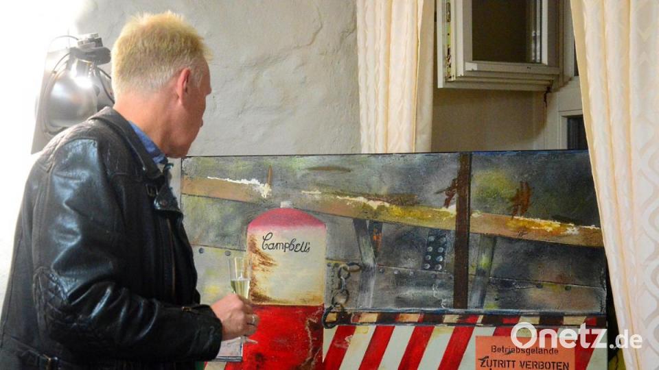 Sabine Zacharski aus München stellt im Notariat Claudia Greipl Acryl- und Maltechniken aus. Bild: Kunz