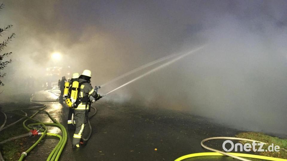 Bei dichtem Rauch und Dampf löschen die Feuerwehrleute mit Atemschutz. Bild: Gustl Beer