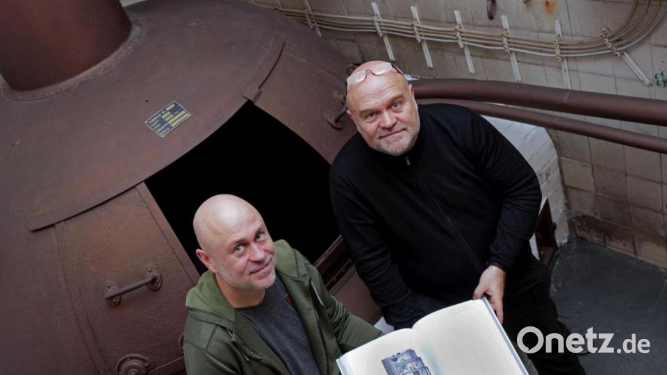 Die Architekten Brückner &amp; Brückner mit ihrem neuen Buch. Bild: exb