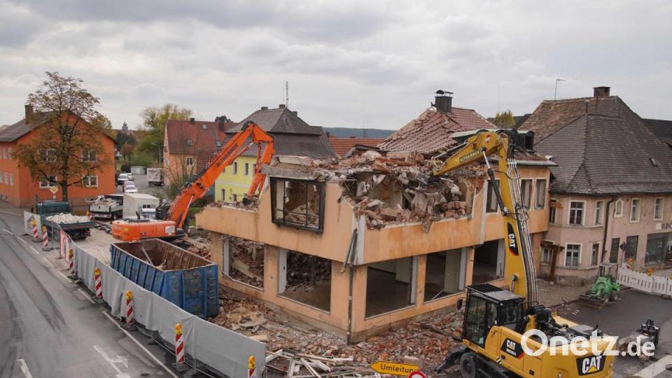 Ein Stück Wirtschaftswunder verschwindet aus dem Ortskern von Pfreimd: Der neuere Trakt des Haas-Hauses ist inzwischen komplett abgerissen. Bild: exb/Robert Eger