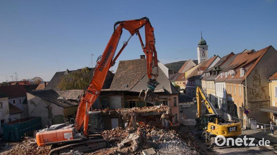 Ganz neue Blickwinkel tun sich nach dem Abbruch des Haas-Hauses in Pfreimd auf. Bild: exb/Robert Eger