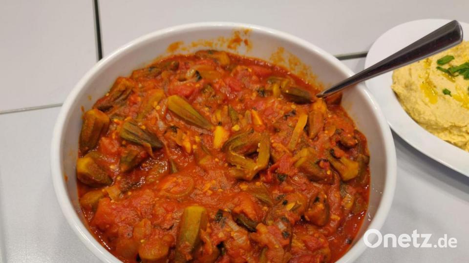 Arabisch kochen: Bamiyeh bi zeit, Okraschoten in Tomatensoße Bild: td