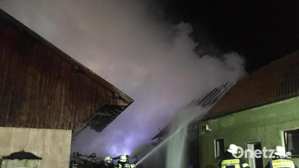 In der Nacht auf Donnerstag müssen die Feuerwehren erneut eine Scheune löschen. Diesmal brennt es in Grünau, einem Ort, der zu Luhe-Wildenau ganz im Süden des Landkreises Neustadt gehört. Bild: Gustl Beer