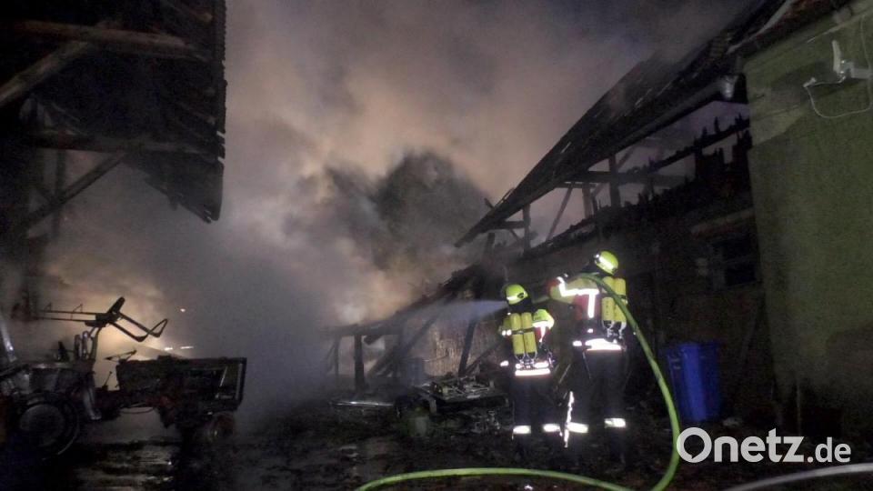 In der Nacht auf Donnerstag müssen die Feuerwehren erneut eine Scheune löschen. Diesmal brennt es in Grünau, einem Ort, der zu Luhe-Wildenau ganz im Süden des Landkreises Neustadt gehört. Bild: August Beer