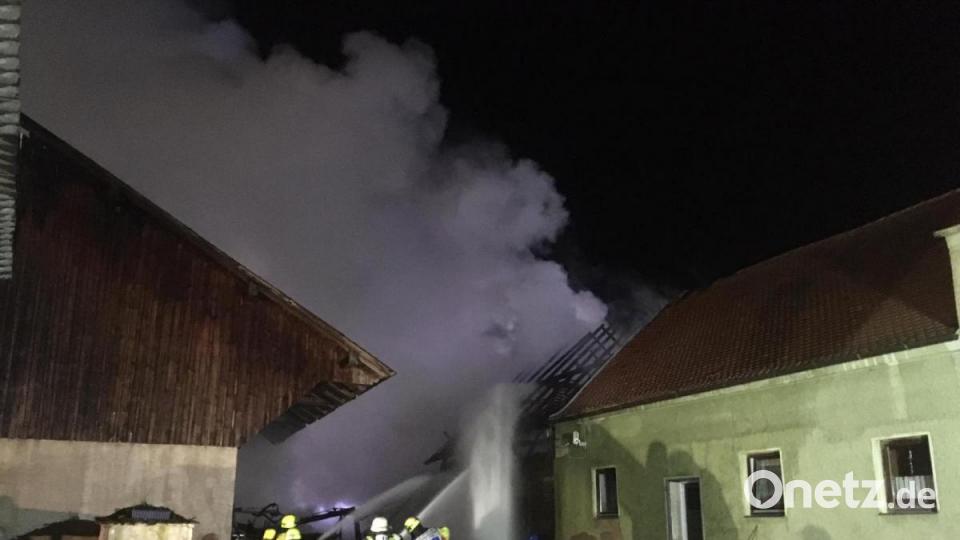 In der Nacht auf Donnerstag müssen die Feuerwehren erneut eine Scheune löschen. Diesmal brennt es in Grünau, einem Ort, der zu Luhe-Wildenau ganz im Süden des Landkreises Neustadt gehört. Bild: Gustl Beer