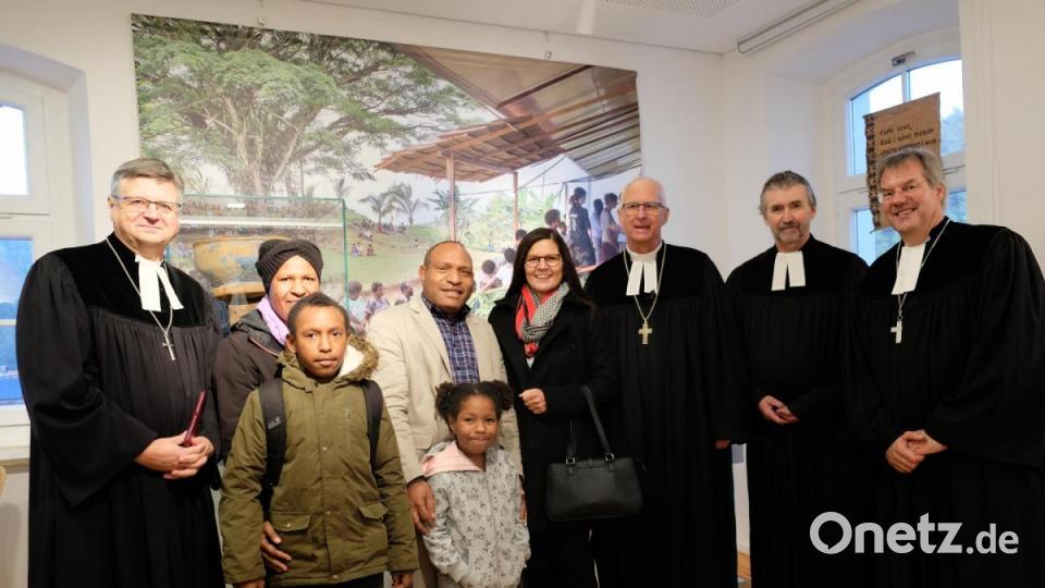 Zur Eröffnung des Museums kam sogar eine kleine Delegation aus Papua-Neuguinea. Dies freute Gerda Stollner (Mitte) besonders. Bild: tat
