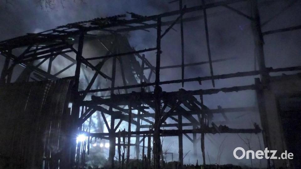In der Nacht auf Donnerstag müssen die Feuerwehren erneut eine Scheune löschen. Diesmal brennt es in Grünau, einem Ort, der zu Luhe-Wildenau ganz im Süden des Landkreises Neustadt gehört. Bild: August Beer