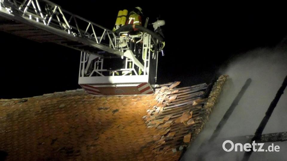 In der Nacht auf Donnerstag müssen die Feuerwehren erneut eine Scheune löschen. Diesmal brennt es in Grünau, einem Ort, der zu Luhe-Wildenau ganz im Süden des Landkreises Neustadt gehört. Bild: August Beer