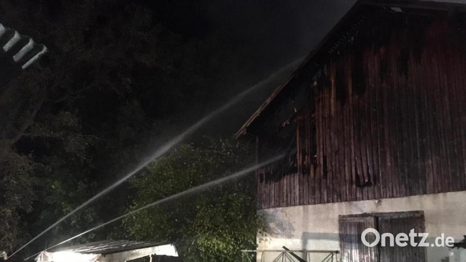 In der Nacht auf Donnerstag müssen die Feuerwehren erneut eine Scheune löschen. Diesmal brennt es in Grünau, einem Ort, der zu Luhe-Wildenau ganz im Süden des Landkreises Neustadt gehört. Bild: Gustl Beer