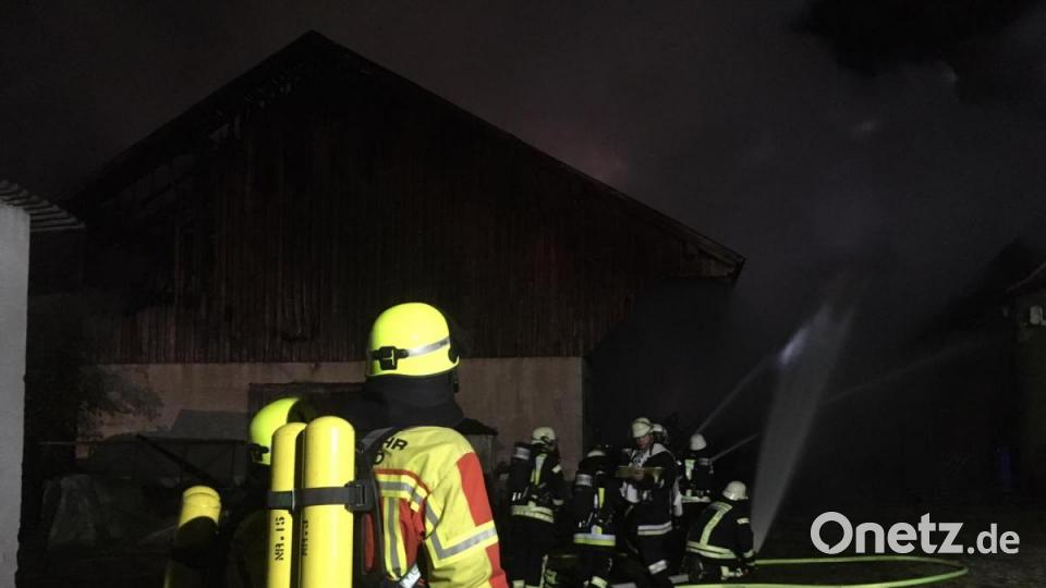 In der Nacht auf Donnerstag müssen die Feuerwehren erneut eine Scheune löschen. Diesmal brennt es in Grünau, einem Ort, der zu Luhe-Wildenau ganz im Süden des Landkreises Neustadt gehört. Bild: Gustl Beer