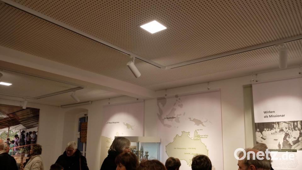 Große Schautafeln und Bilder im völlig umgestalteten ehemaligen Schulzimmer Flierls gewähren den interessierten Besuchern Einblicke in dessen Leben. Bild: tat