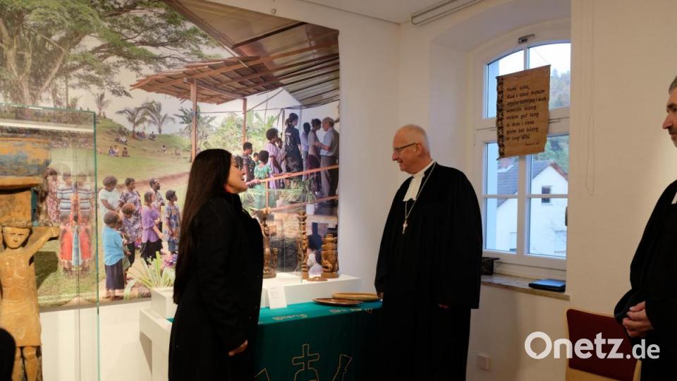 Gerda Stollner zeigt Regionalbischof Klaus Stiegler einige wichtige Exponate. Bild: tat