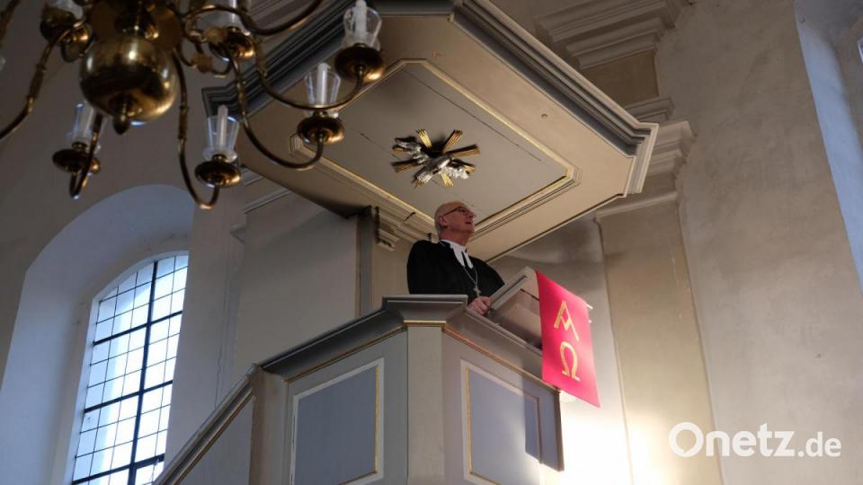 Von der Kanzel in die Herzen. Regionalbischof Klaus Stiegler zeichnete Johann Flierls Weg nach. Bild: tat