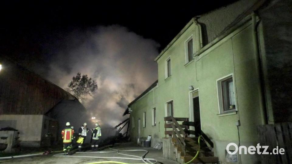 In der Nacht auf Donnerstag müssen die Feuerwehren erneut eine Scheune löschen. Diesmal brennt es in Grünau, einem Ort, der zu Luhe-Wildenau ganz im Süden des Landkreises Neustadt gehört. Bild: August Beer