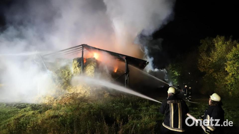 Die Feuerwehr kämpft gegen die Flammen in Rothenstadt. Dort brennen Vorräte, die in einer Halle am Ortsrand gelagert waren. Bild: za