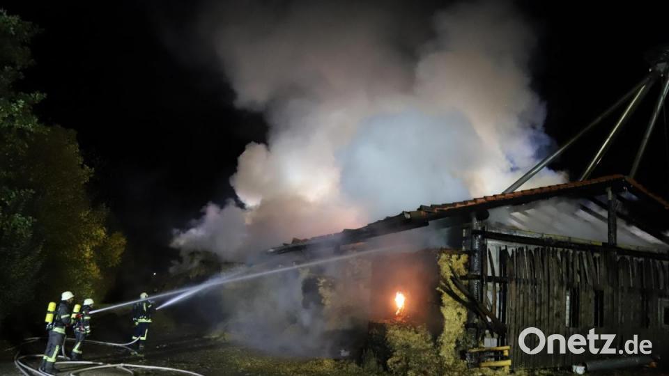 Die Scheune in Rothenstadt wird weitgehend zerstört. Der Brandgeruch ist kilometerweit wahrnehmbar. Bild: za