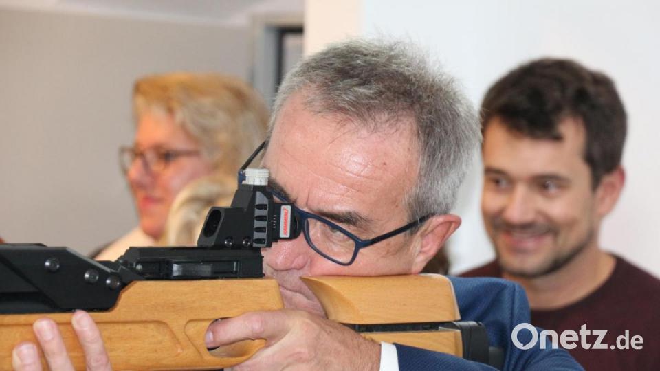 Dr. Peter Deinlein schaut erstmal bei Bürgermeister Nickl zu, bevor er selbst einen Schuss wagt. Bild: rpp