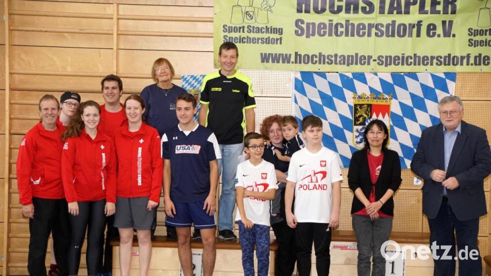 Die bayerische Meisterschaft wird immer internationaler. Hier Lothar Ziegler und Manfred Porsch mit den Teilnehmern aus der Schweiz, den Niederlanden, Polen und Japan. Mit auf dem Bild die älteste und der jüngste Stacker. Bild: bkr