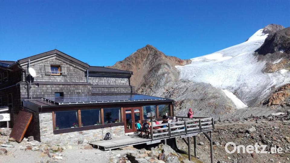 Schnee im Sommer: Die Similaunhütte im Ötztal liegt immerhin auf 3019 Meter, doch auch dort schwinden die Gletscher. Bild: exb