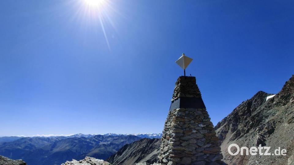 Allerlei Anekdoten über "Ötzi", die 1991 entdeckte Gletscher-Mumie wusste der Bergführer zu berichten, und ein massiges Denkmal für den Fund gab es auch zu bestaunen. Bild: exb