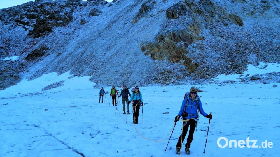 Nur nicht abrutschen: Teilweise kamen bei der Alpenüberquerung auch Pickel und Steigeisen zum Einsatz. Bild: exb