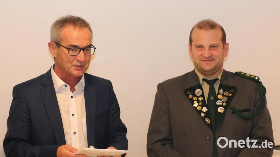 Die Stadt Kemnath griff dem Schützenverein mit Geldmitteln und Möbel unter die Arme, erklärte Bürgermeister Werner Nickl. Bild: rpp