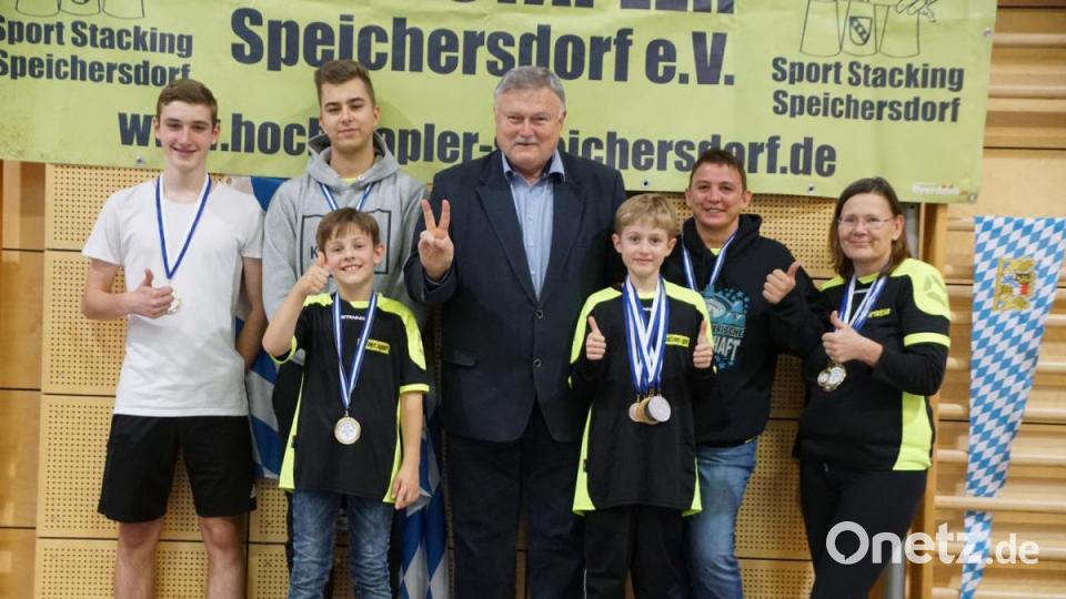 Die bayerischen Meister der Hochstapler. V.l. Nils Ziegler, Fabien Gosslau, Timm Strößner, Schirmherr Manfred Porsch, Lukas Reiß, Monika Gosslau und Christine Lubig-Schmidt. Nicht mit auf dem Bild Tamina Bayer und Janina Jung. Bild: bkr